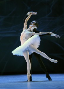 Kuva Dortmundin baletista Joutsenlampi_kuva Dormundin Baletin kuva-arkisto