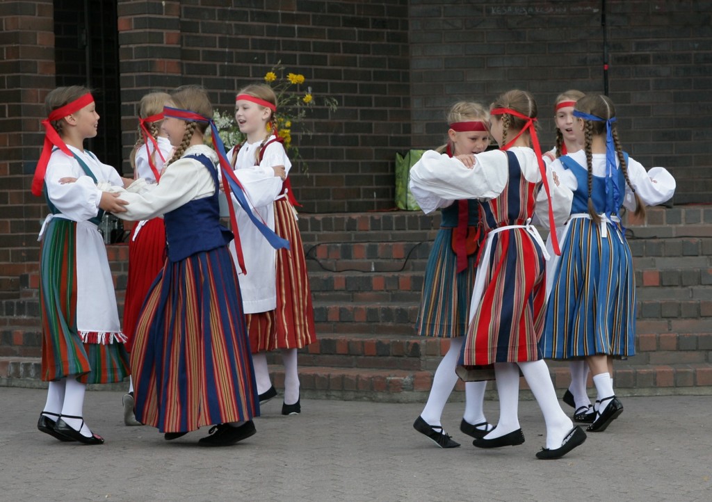 tytot-kansallispuvuissa